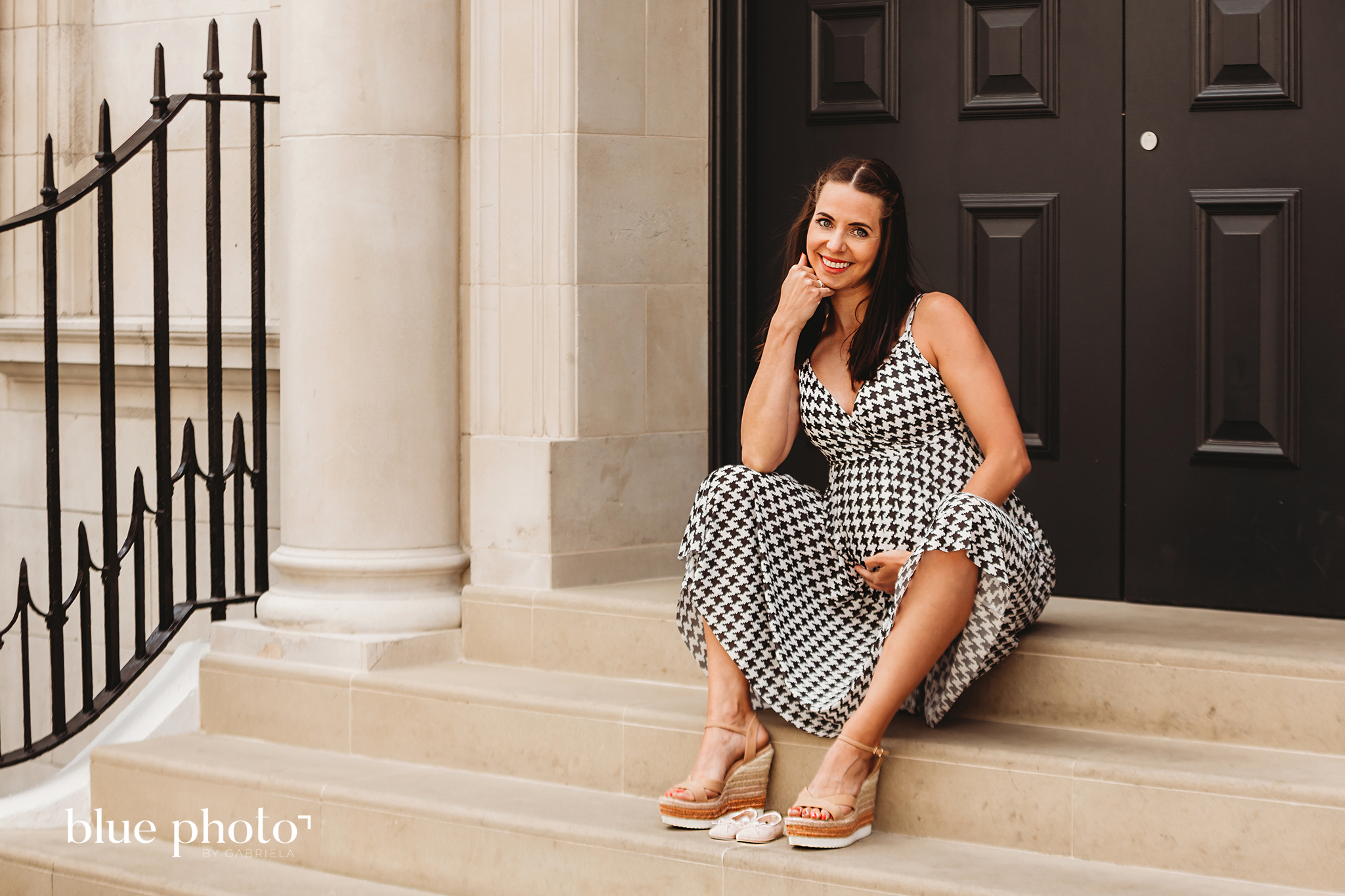Joanna and her maternity session in Central London, at Buckingham Palace