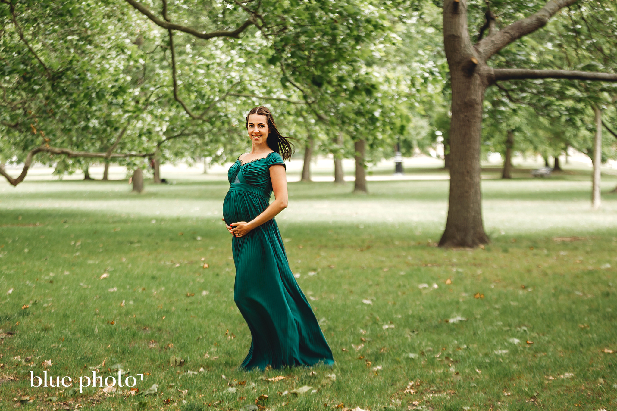 Joanna and her maternity session in Central London, at Buckingham Palace