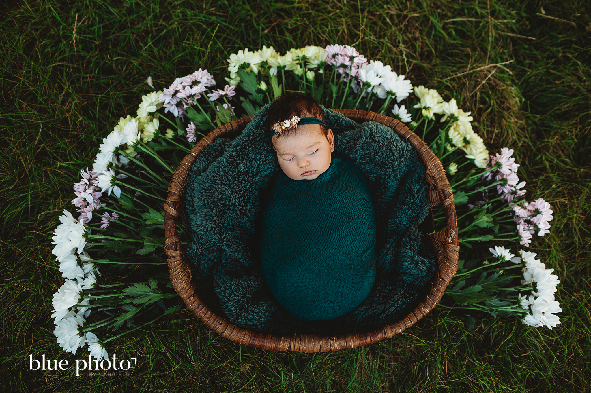 Outdoor newborn photography in West London