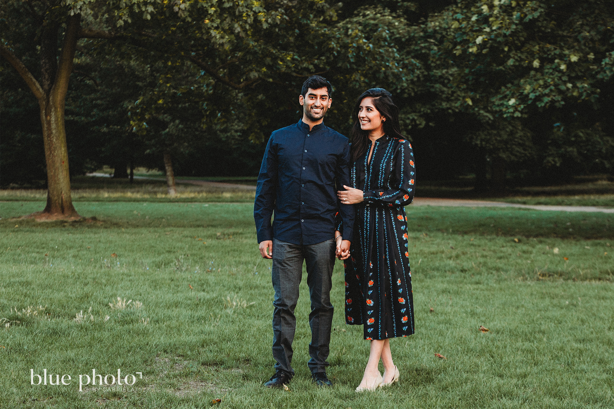 Engagement session in Kensingtom Gardens, Central London. A couple is smilling.  