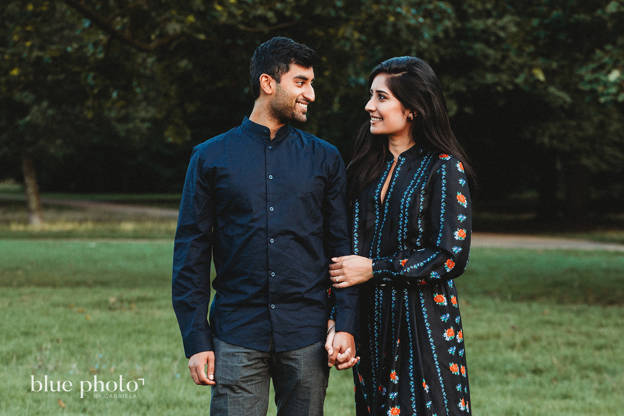 Engagement session in Kensingtom Gardens, Central London. A couple is looking at each other and smilling.  