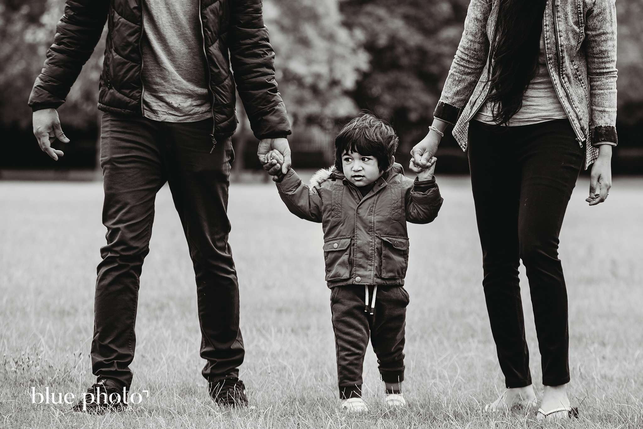 Relaxed family session in West London. Family walk in the park. 